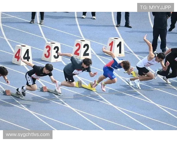 从高空一跃而下展现力量与优雅的跳水运动之美与竞技精神